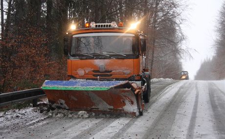 Na silnicích to klouzalo, v úzkých se ocitli i silniái. Ilustraní foto