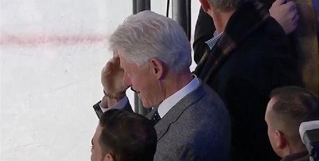 Bill Clinton salutuje jako Jaromír Jágr