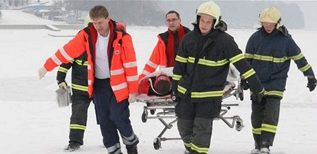 Pacienta sanitky zapadlé do závje pomáhali záchranám penést hasii. Ilustraní snímek