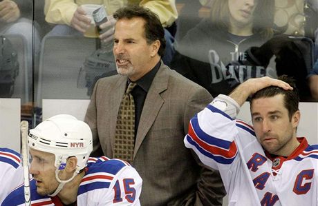 NERVÁK. John Tortorella, trenér NY Rangers, hodil po fanynce Washnigtonu láhev a jeho tým me píjít o postup