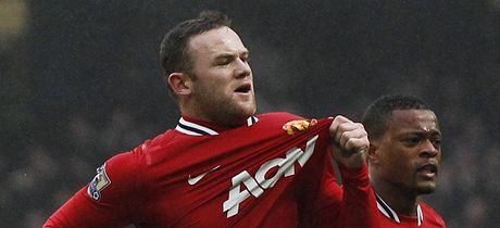 V TOMHLE MST VLÁDNEME MY! Wayne Rooney ukazuje na znak Manchesteru United