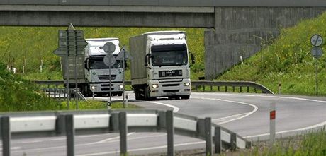 Nkteí dopravci mají jasno, své kamiony na opravovanou D1 nepolou a vyuijí objízdnou trasu po R35. (Ilustraní snímek)