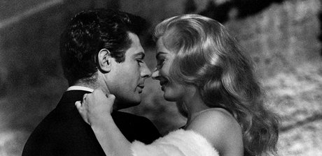 Marcello Mastroianni a Anita Ekbergová ve slavném snímku Federika Felliniho Sladký ivot.