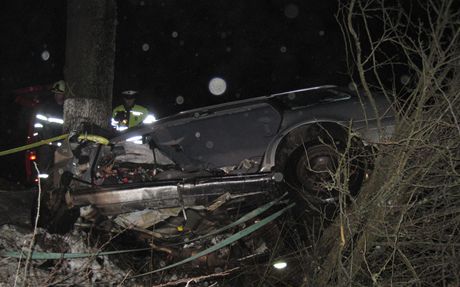 Pi ranní nehod na Trutnovsku se auto nkolikrát pevrátilo pes stechu.