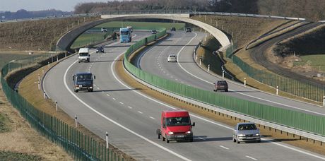 Na dálnici D11 budou auta jezdit trvt roku jen v jednom jízdním pruhu.