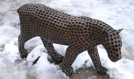 Pokozená socha geparda ped centrem Uffo v Trutnov