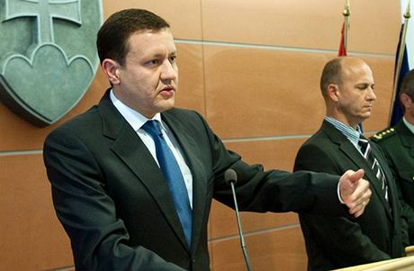 Slovenský ministr vnitra Daniel Lipi (vlevo)