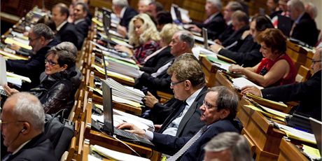 Senátoi mají milionové dluhy, asto si pivydlávají i mimo parlament. Ilustraní foto