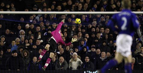 Gólman Adam Bogdan z Boltonu se natahuje marn. Mí vyslaný z kopaky jeho