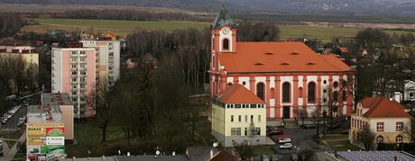 Chodov na Karlovarsku je mstem panelových dom, ale dominantou je kostel sv....