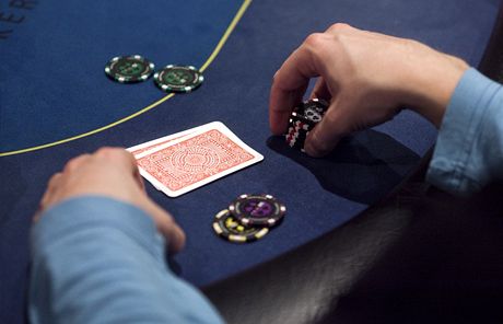 Gang zval nejúspnjího eského hráe pokeru na partiku s bohatým podnikatelem.