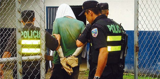 Kostarití policisté vedou mladého Brita obvinného z vrady dvaadvacetileté eky v Kostarice (2. ledna 2012)