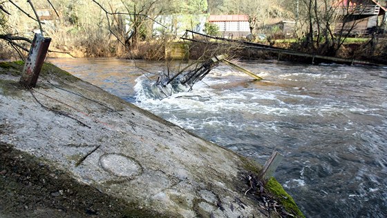 Trosky lávky pes eku Mi u hradu Buben, kterou strhla v lednu 2011 velká voda.