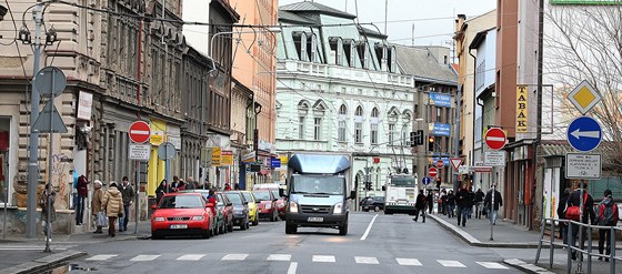 Bolavé místo.  idii nákladních aut jedoucí v Plzni Tylovou ulicí smrem do