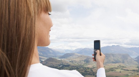 Digitální fotoaparáty a kamery jsou na ústupu. Lidé radji pouívají mobily.