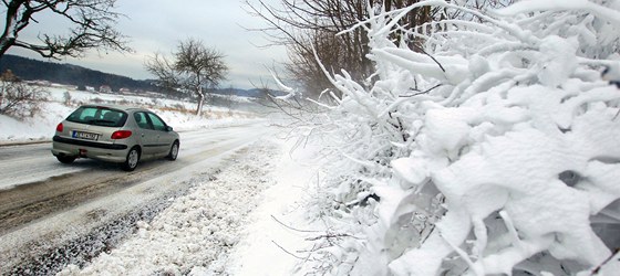 idie v Olenici trápily poryvy vtru a snhem zaváté silnice. (6. leden 2012)