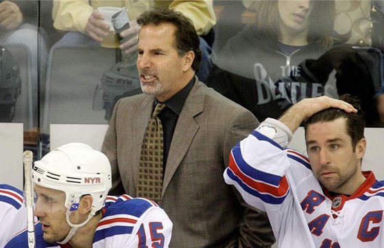 NERVÁK. John Tortorella, trenér NY Rangers, hodil po fanynce Washnigtonu láhev a jeho tým me píjít o postup