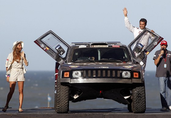 Kataan Nsir Al Attja se svm hummerem ped zahjenm Rallye Dakar 2012 v Mar