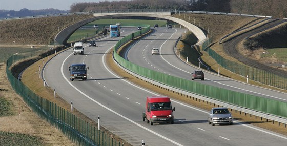 Na dálnici D11 budou auta jezdit trvt roku jen v jednom jízdním pruhu.