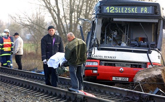 Tragická nehoda autobusu MHD v Bezhrad u Hradce Králové. (4. dubna 2003)