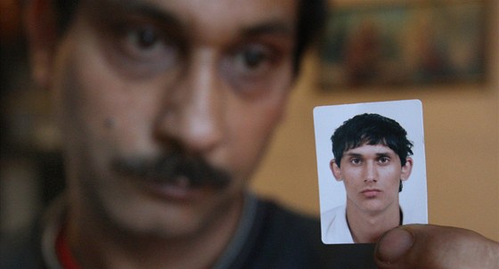 Ladislav Tatar ukazuje snímek svého syna, který podlehl zranním po stelb o