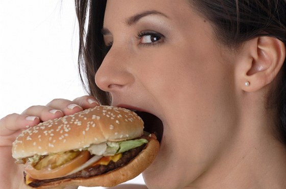 Vyhnte se hamburgeru nebo párku v rohlíku, dietní sebevrada je smaený sýr v housce (ilustraní snímek)
