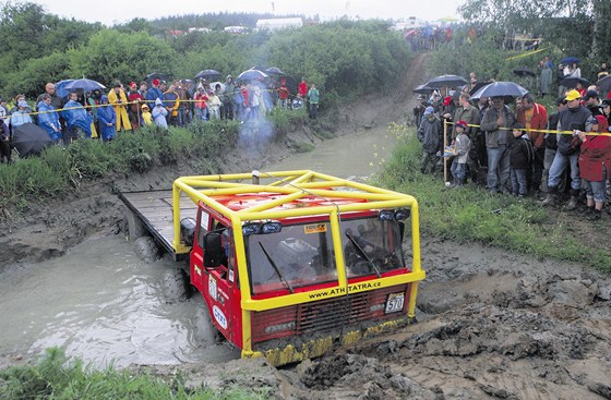 idii trucktrialových speciál musí být mistry volantu a postrádat nesmjí ani...