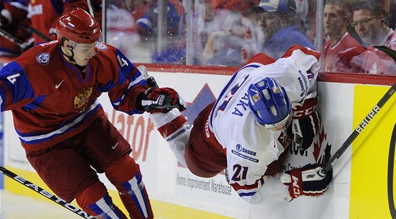 Ruský hokejista Viktor Antipin naráí na hrazení Petra Straku.