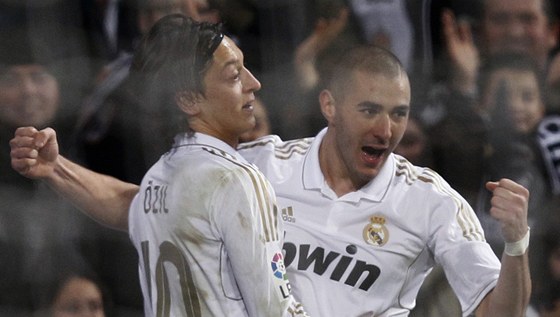 Karim Benzema (vpravo) se raduje spolu s Mesütem Özilem z vítzného gólu v