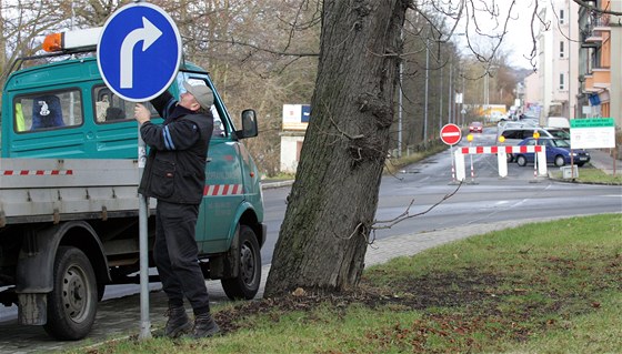 Montér pipevuje znaku pikazující objíku kvli  rekonstrukci Mattoniho a