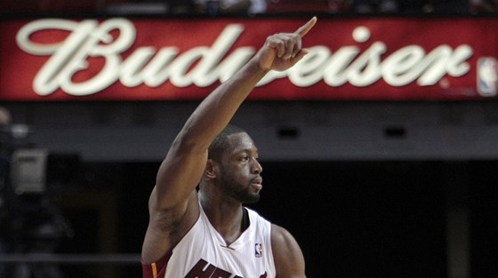 Dwyane Wade z Miami Heat se raduje z koe.