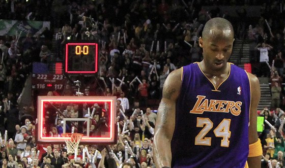 Kobe Bryant z LA Lakers odchází zklaman po poráce s Portlandem. 