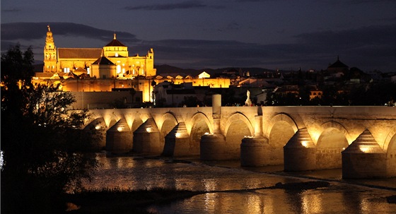 Dva tisíce let starý ímský most v Córdob a slavná katedrála pestavná z
