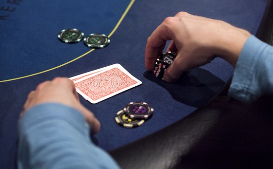 Gang zval nejúspnjího eského hráe pokeru na partiku s bohatým podnikatelem.