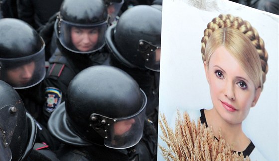 Policie hlídá protesty za proputní vznné ukrajinské expremiérky Tymoenkové. (14. prosince 2011)