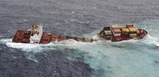 Okolo rozlomené nákladní lodi je patrná mléná skvrna. (8. ledna 2012)