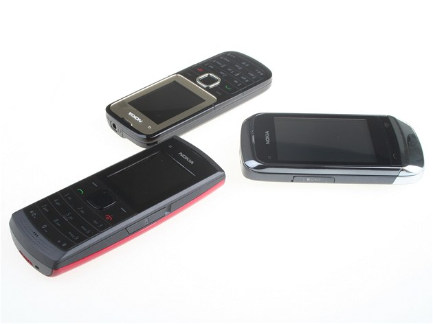 Zleva Nokia X1-01, C2-00 a C2-06