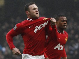V TOMHLE MST VLÁDNEME MY! Wayne Rooney ukazuje na znak Manchesteru United