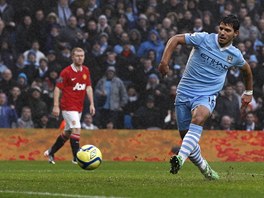 2:3! Sergio Agüero z Manchesteru City vyuil chyby navrátilce Scholese (vzadu)