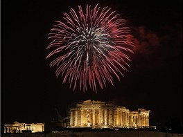 Novoroní ohostroj nad Akropolí v Aténách (1. ledna 2012)