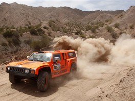 Robby Gordon s oranovým Hummerem zkouí tstí v kadém roníku Rallye Dakar,