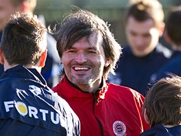 Trenér branká Pavel Srníek na svém prvním tréninku ve Spart se zdraví s...