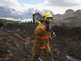 S adou rozsáhlých lesních poár se potýkají chiltí hasii v jiní ásti...