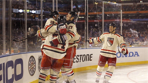 RADOST VÍTZ. Hokejisté NY Rangers po utkání Winter Classic  s Philadelphií.