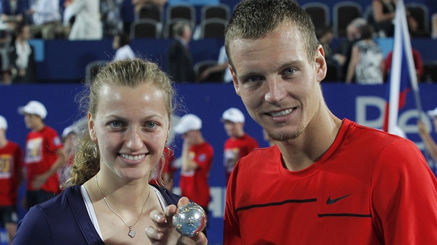 DIAMANTOVÉ MÍČKY. Petra Kvitová a Tomáš Berdych se chlubí trofejemi z Hopmanova DIAMANTOVÉ MÍČKY. Petra Kvitová a Tomáš Berdych se chlubí trofejemi z Hopmanova