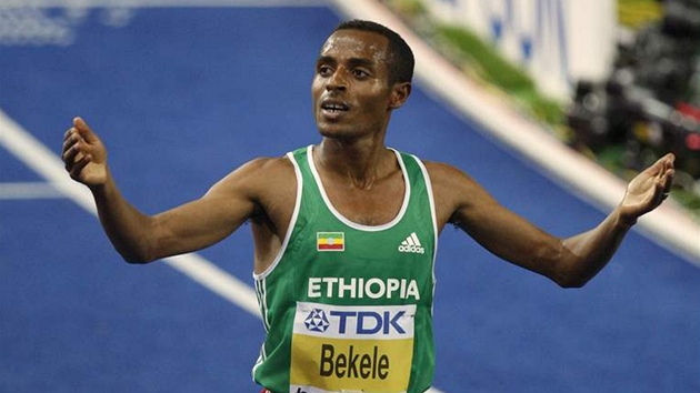 Kenenisa Bekele v cíli závodu na 10 000 metrů na MS v Berlíně 2009. Kenenisa Bekele v cíli závodu na 10 000 metrů na MS v Berlíně 2009.