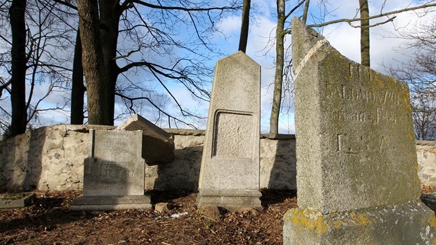 Neznámý vandal poniil náhrobky na idovském hbitov v Puklicích na Jihlavsku