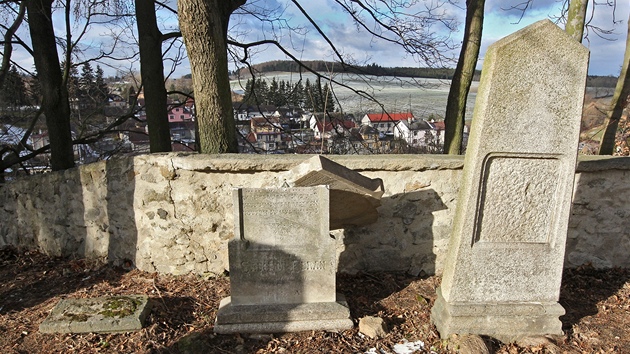 Neznámý vandal poniil náhrobky na idovském hbitov v Puklicích na Jihlavsku