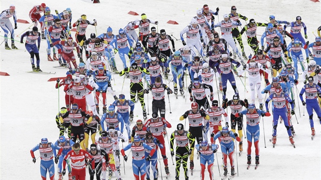 PO STARTU. Norsk zvodnk Petter Northug v ele 4. etapy Tour de Ski v Oberstdorfu - skiatlon na 10 km klasicky a 10 km voln.