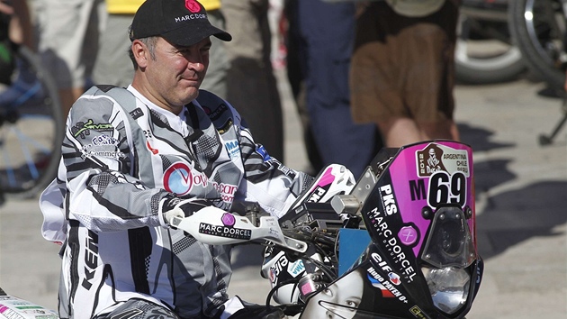 Francouz Hugo Payen se svou motorkou Yamaha ped zahájením Rallye Dakar 2012 v
